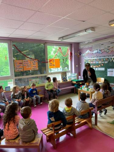 Ateliers pédagogique dans une classe maternelle