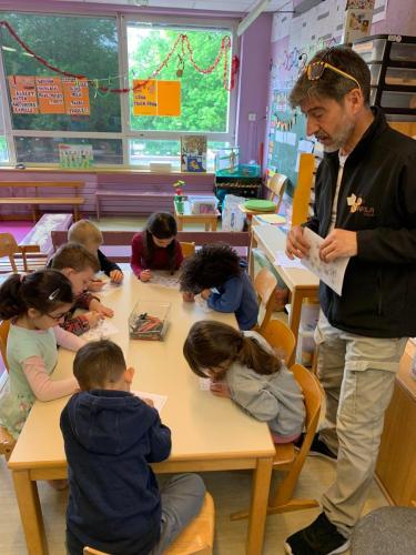 Ateliers pédagogique dans une classe maternelle